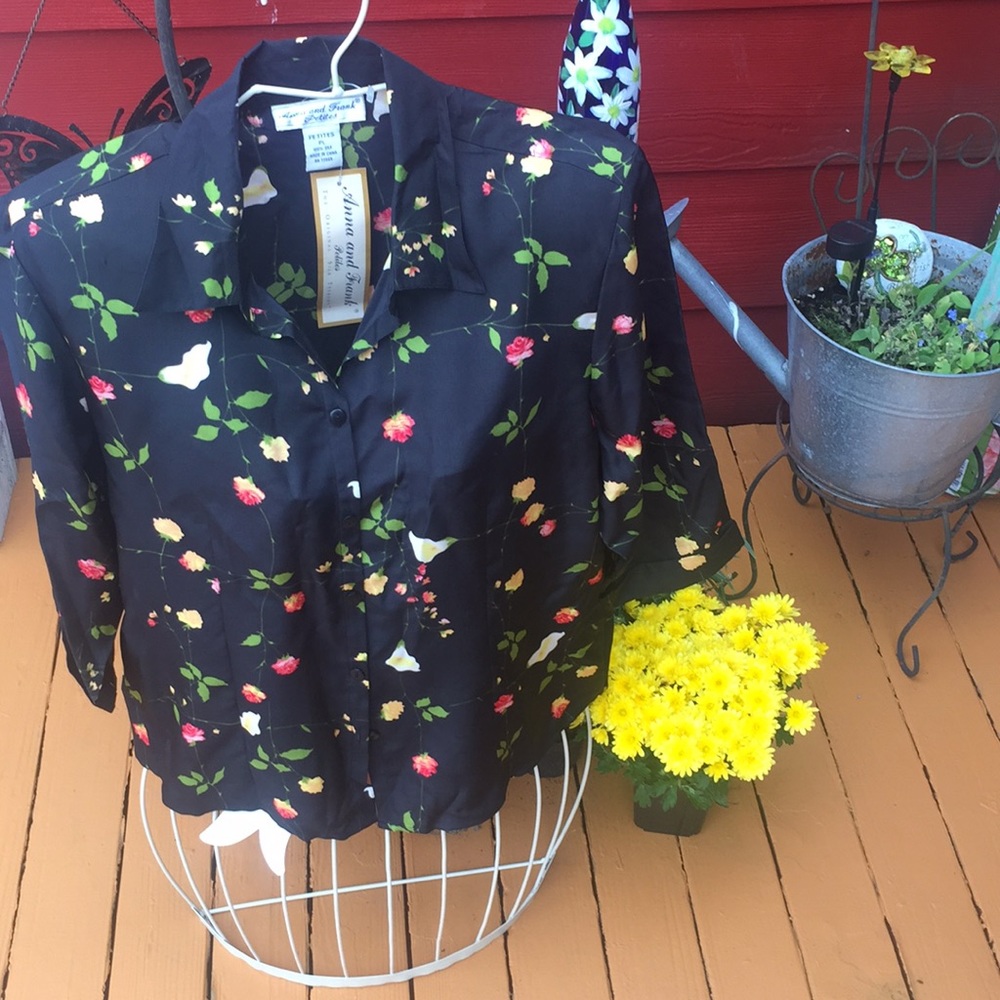 NWT Anna and Frank Petite Large Floral Blouse